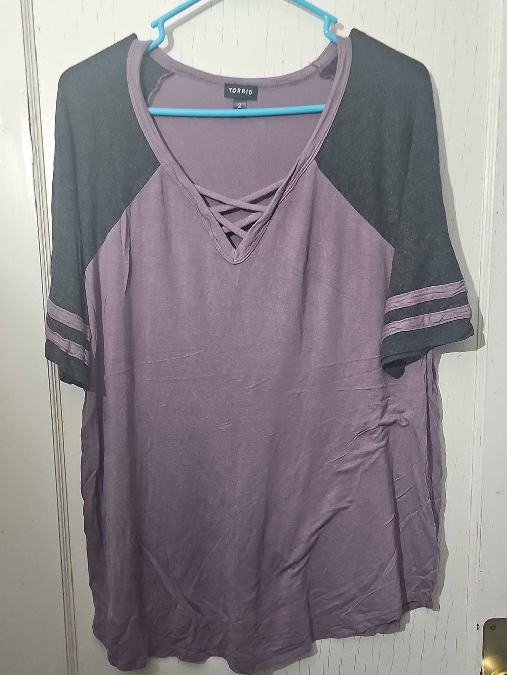 torrid Lavender Purple V-Neck Crisscross Raglan Tee with Dark Sleeves Sz 2